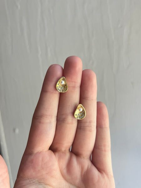 Gold Oyster Studs