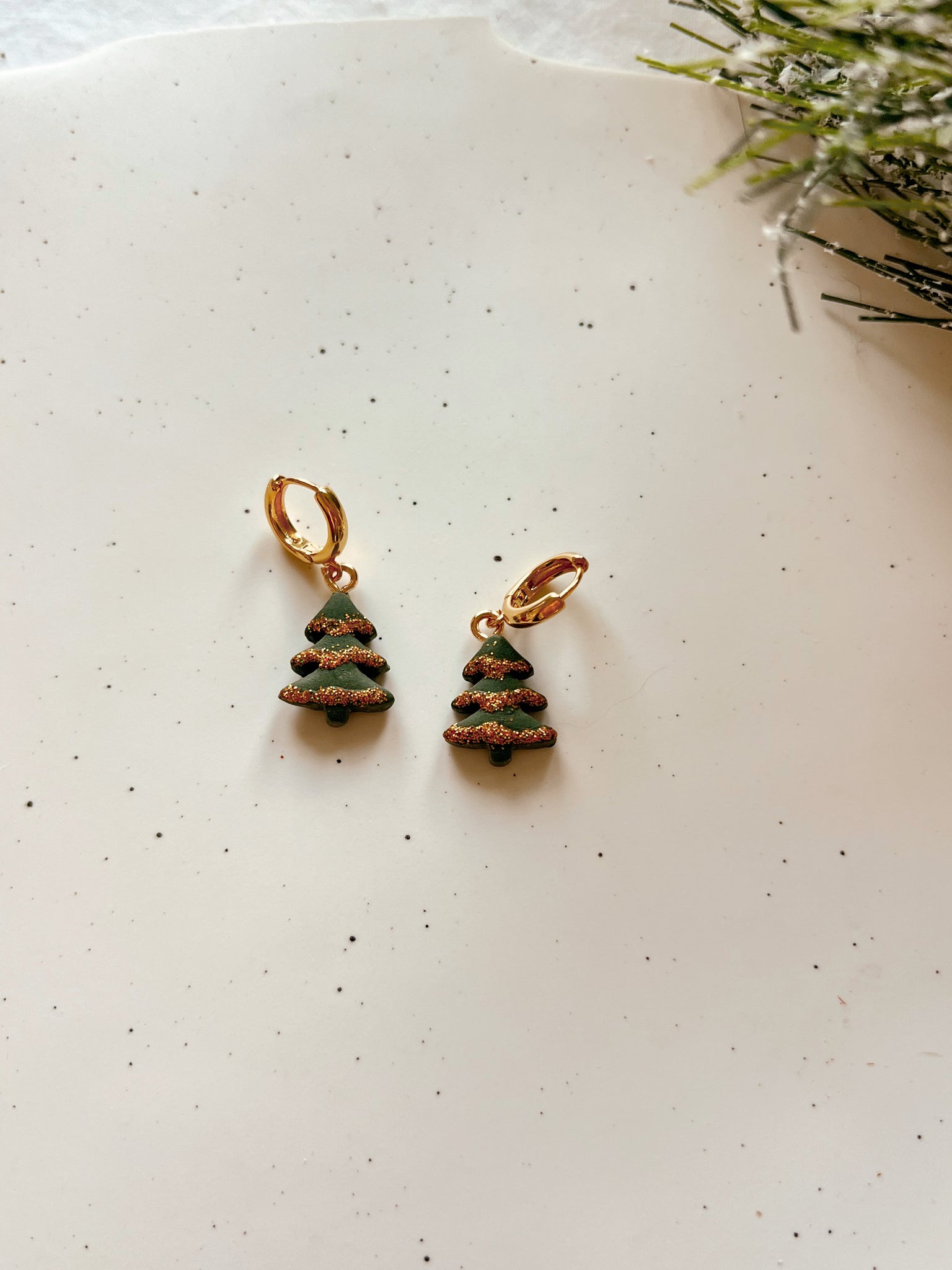 Snowy Glitter Tree Huggies